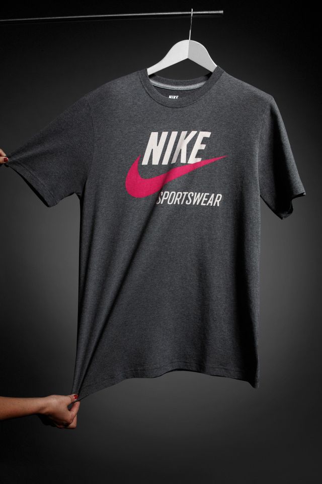 Nová kolekce NIKE SPORTSWEAR JARO 2011 byla představena ve spolupráci se studenty VŠÚP (http://www.luxurymag.cz)
